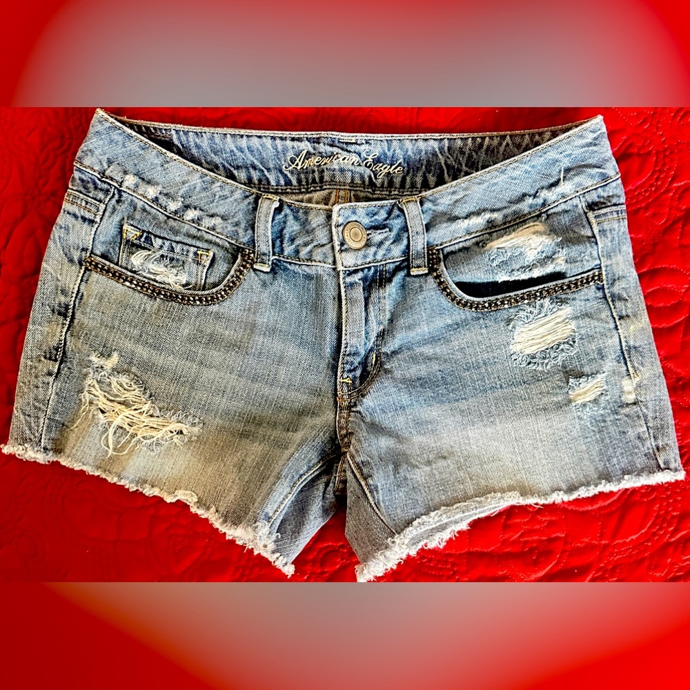 American Eagle distressed denim shorts Size 6